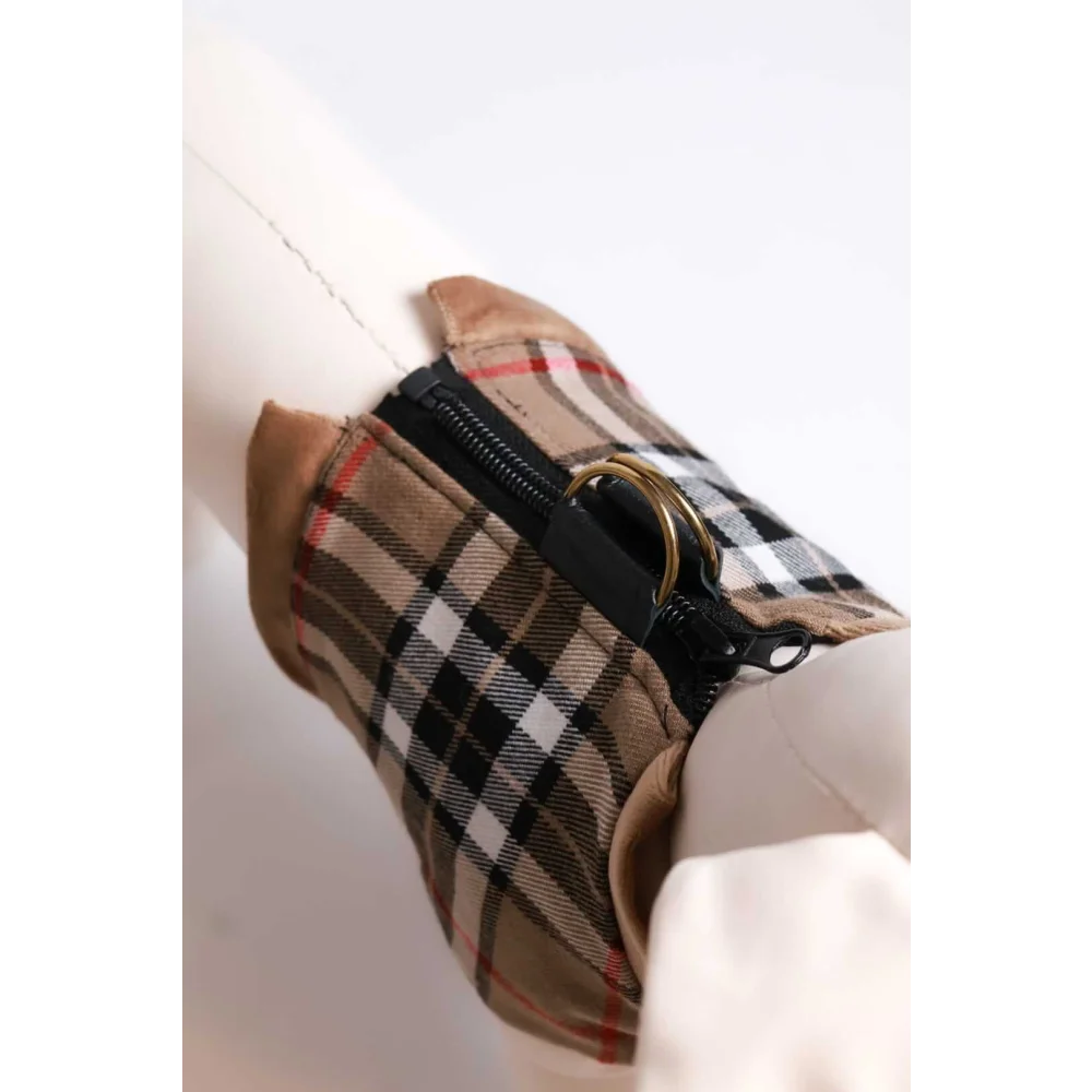 Brown burberry check patterned szelki wełniane dog collar with black zipper and gold-tone metal ring for obwód klatki piersiowej