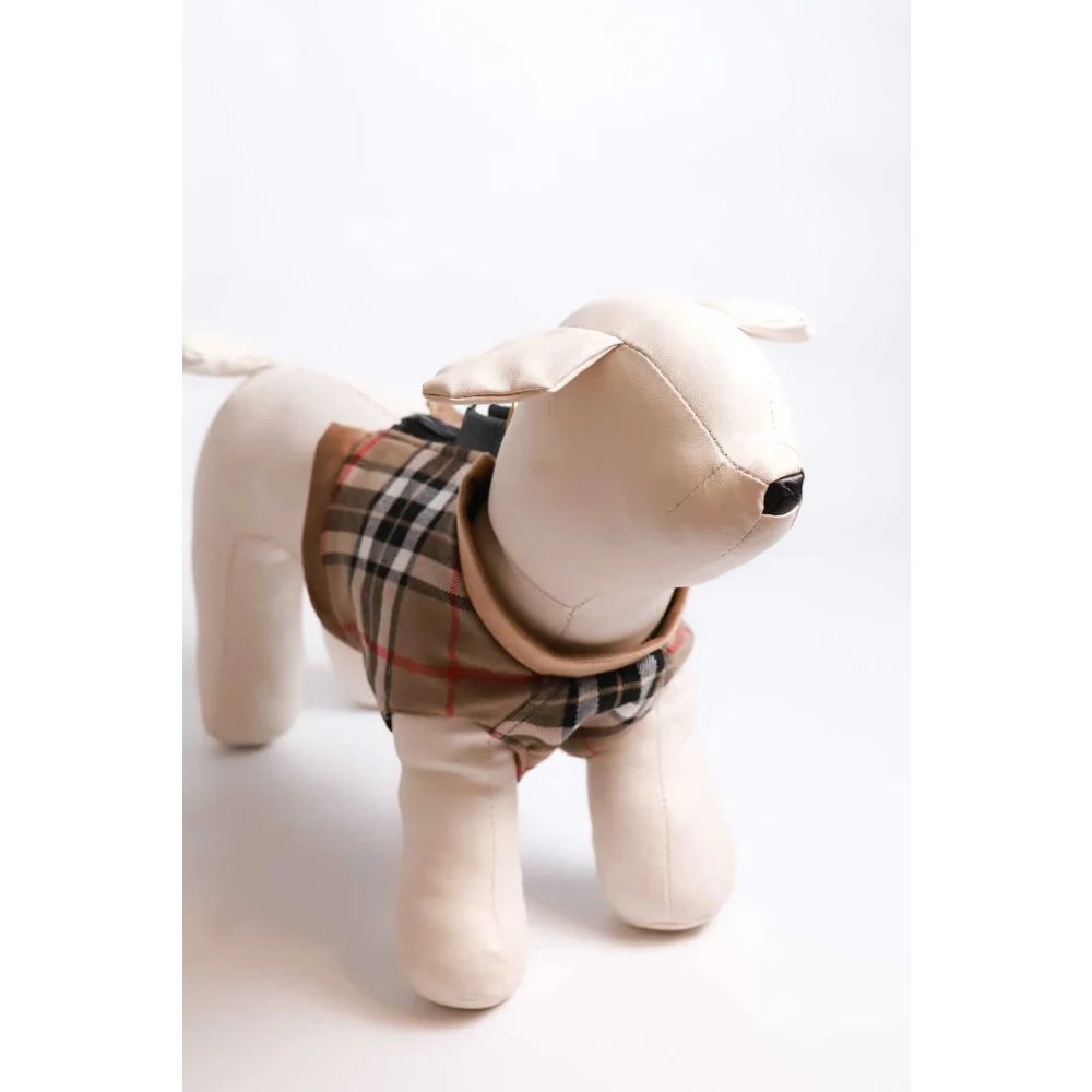 Beige dog mannequin wearing aura classic szelki wełniane kamizelka naturalnych materiałów in tan and black plaid with brown trim