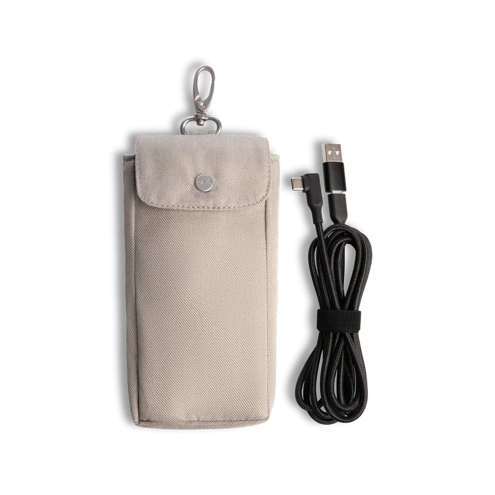 Beżowa etui na telefon z płótna z srebrną metalową klamrą i zapięciem na guzik, w zestawie z czarnym kablem ładującym USB-C do Lightning.