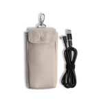 Beżowa etui na telefon z płótna z srebrną metalową klamrą i zapięciem na guzik, w zestawie z czarnym kablem ładującym USB-C do Lightning.