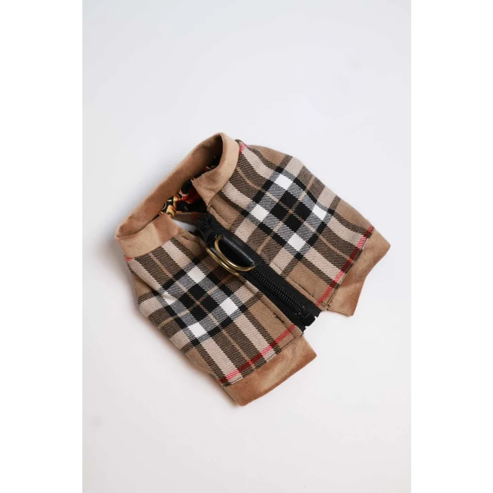 A tan and black plaid szelki wełniane dog coat with beige suede trim and gold-toned zipper pull for obwód klatki piersiowej