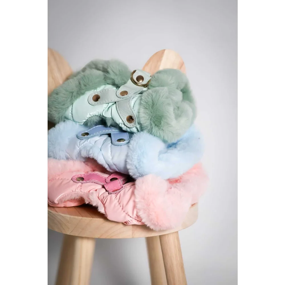 Stack of pastel pink szelki bezuciskowe dla psa with miękka futrzana podszewka and metallic buckle closures
