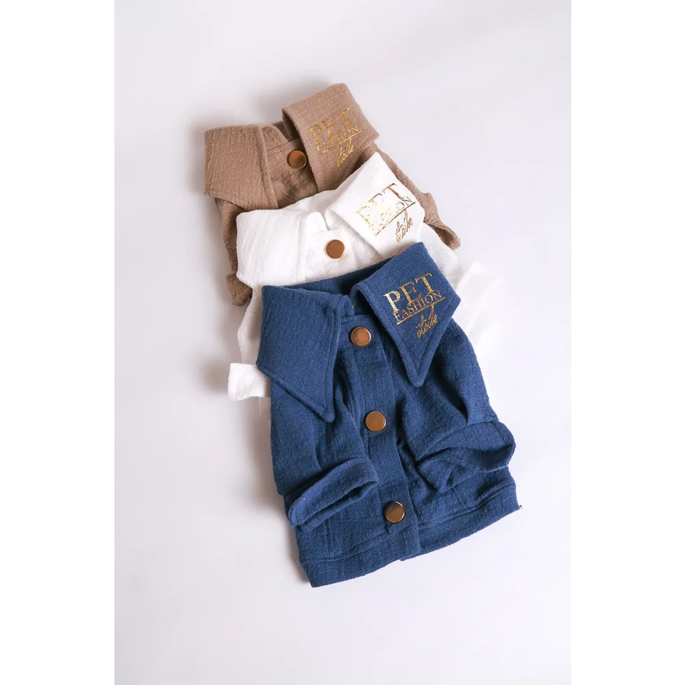 Blue denim-style koszula dla psa with gold-tone buttons and pet fashion patch ideal for cieplejsze dni