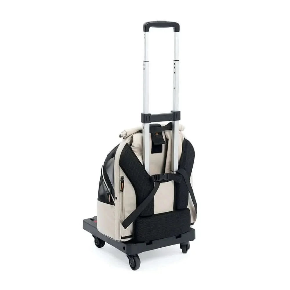 Beige and black plecak panorama buttermilk pet carrier with panoramiczne otwarcie 90° and lekka aluminiowa rama on wheeled cart