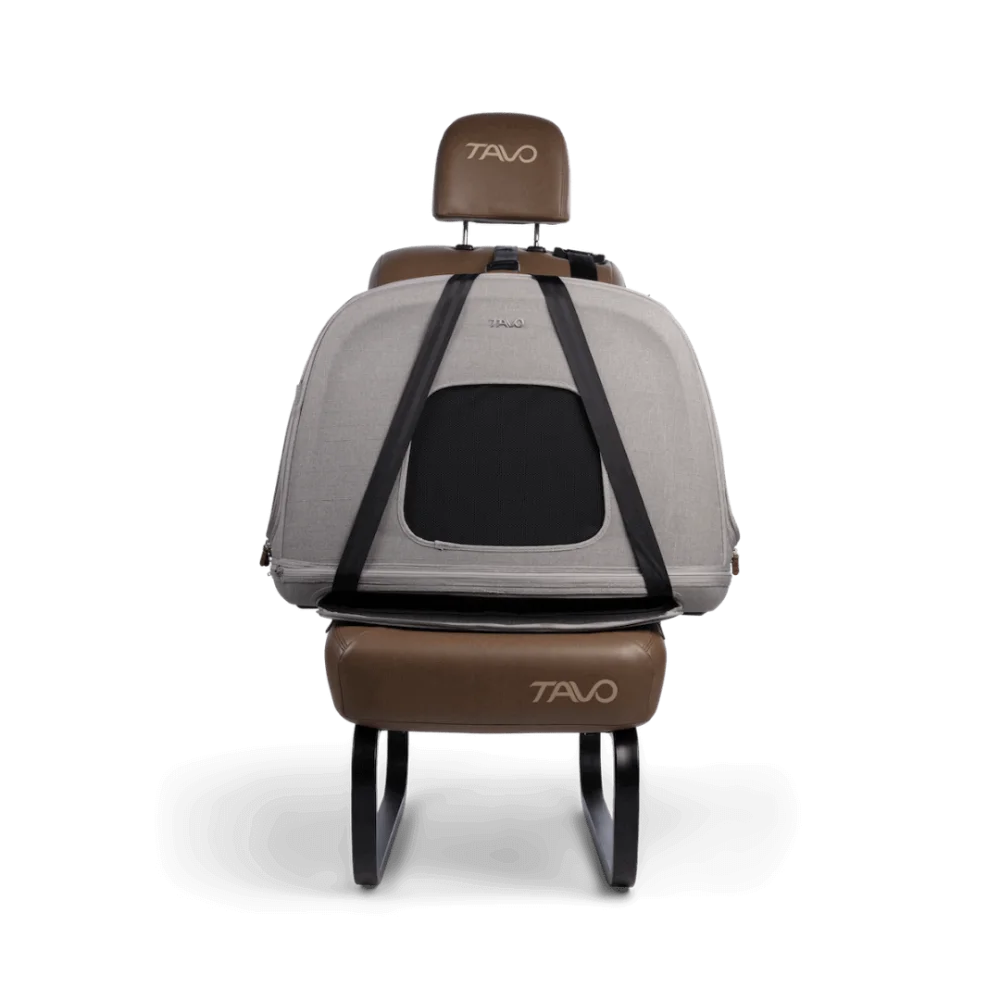 Ergonomiczny fotel masujący marki Tavo o eleganckim designie w bieli i brązie, z wyściełanym zagłówkiem i poduszkami siedziska.