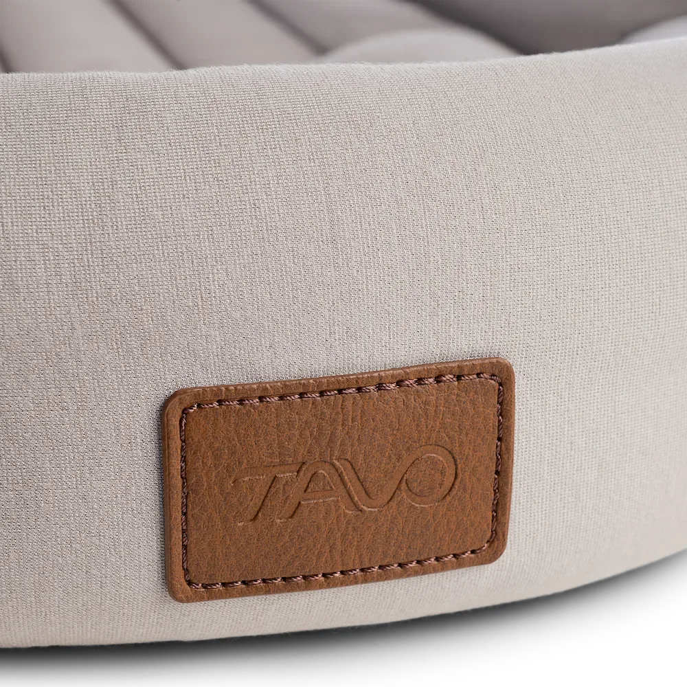 Beżowy płócienny materac tavo wool cushion s z brązową skórzaną naszywką i logo, poduszka do transportera maeve iso z delikatnej wełny merino