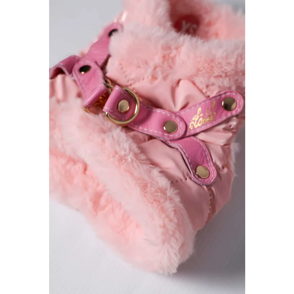 Pink faux fur lined boot with pink leather straps and gold tone hardware shown alongside zestaw 2w1 dla psa with obwód klatki and obwód szyi measurements